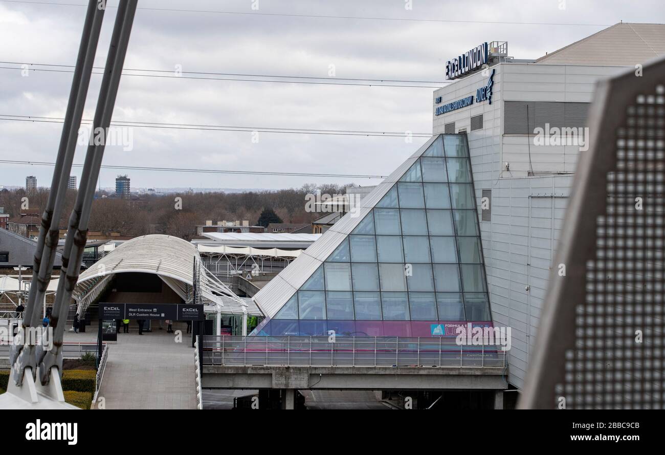 Londres, Reino Unido. 30 de marzo de 2020. La foto tomada el 30 de marzo de 2020 muestra una entrada al centro de exposiciones Excel que se está transformando en un hospital de campo conocido como el NHS Nightingale Hospital de Londres para ayudar con el brote de coronavirus en Londres, Gran Bretaña. El Servicio Nacional de Salud (NHS) ha invitado a tripulantes de dos de las mayores aerolíneas británicas a ofrecerse como voluntarios en un hospital de campo de 4,000 camas que está a punto de terminar en Londres para tratar a pacientes con coronavirus. Crédito: Han Yan/Xinhua/Alamy Live News Foto de stock