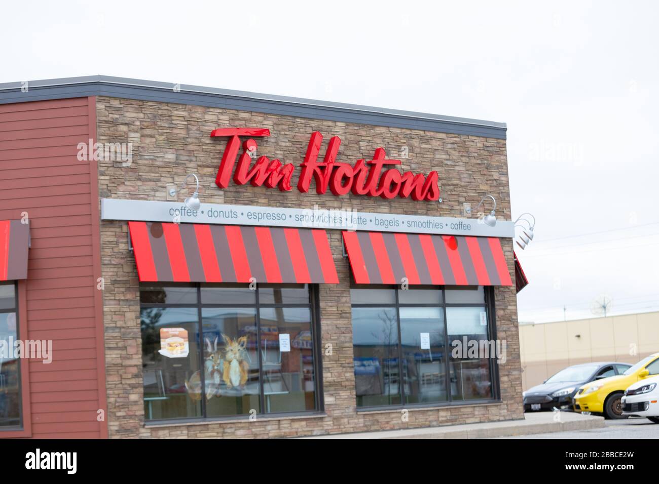 Cerca de un cartel que muestra el edificio del restaurante de comida rápida Tim Hortons. Tim Hortons es la cadena de restaurantes más grande de Canadá. Foto de stock