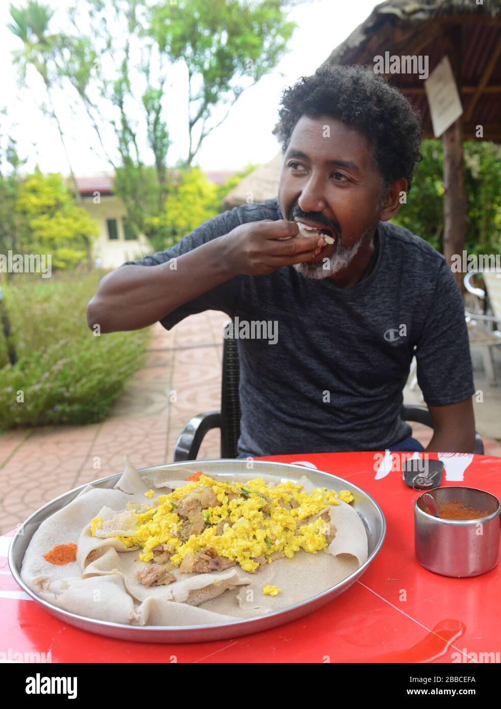 El firfir con huevos revueltos es un desayuno popular en Etiopía. Foto de stock