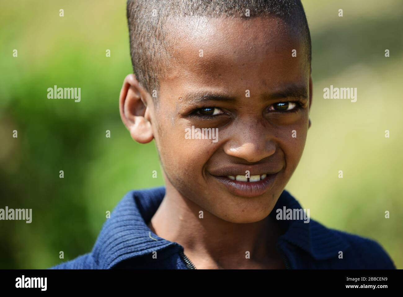 Retrato de un niño etíope. Foto de stock