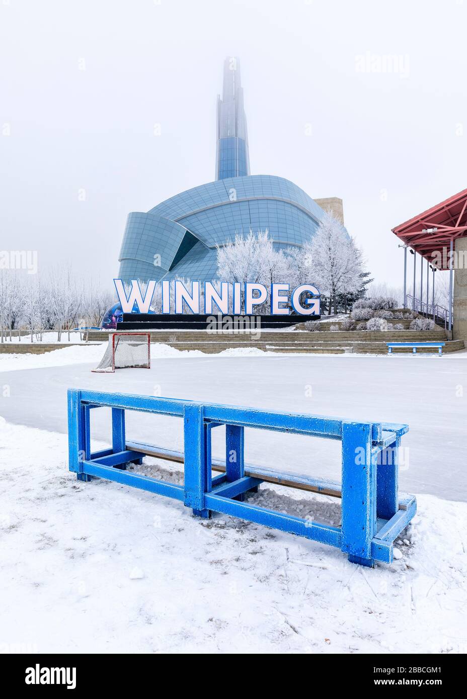 Museo Canadiense de los Derechos Humanos y pista de hockey sobre hielo en un día de invierno helado, The Forks, Winnipeg, Manitoba, Canadá. Foto de stock
