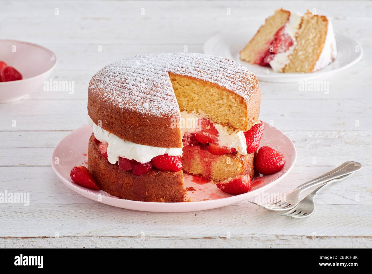 Postre de pastel de esponja de fresa y crema, dulce, fresa, comida, pastel, crema, esponja, rojo, fruta, blanco, delicioso, fresco, horneado, sabroso, casero, Foto de stock