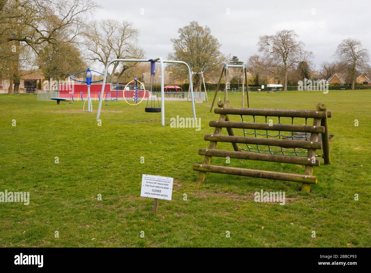 El coronavirus bloquea los campos de juego Swaffham , Norfolk, Reino Unido Foto de stock