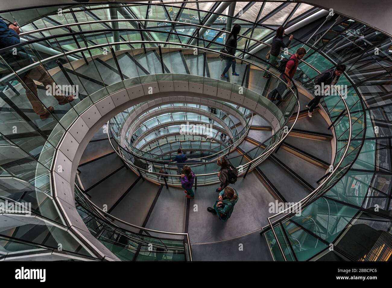 La escalera interior en el Ayuntamiento de Southwark, que es la sede de la Autoridad del Gran Londres, Londres Foto de stock