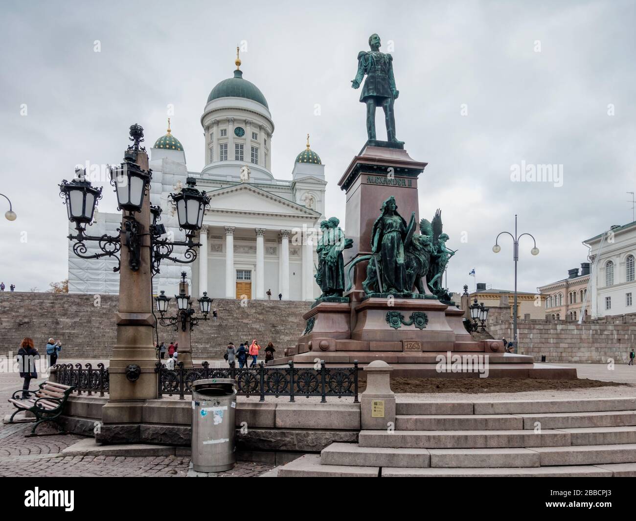 Estatua del emperador Alejandro II en la Plaza del Senado frente a la Catedral de Helsinki (Helsingin Tuomionkirkko) Finlandia Foto de stock