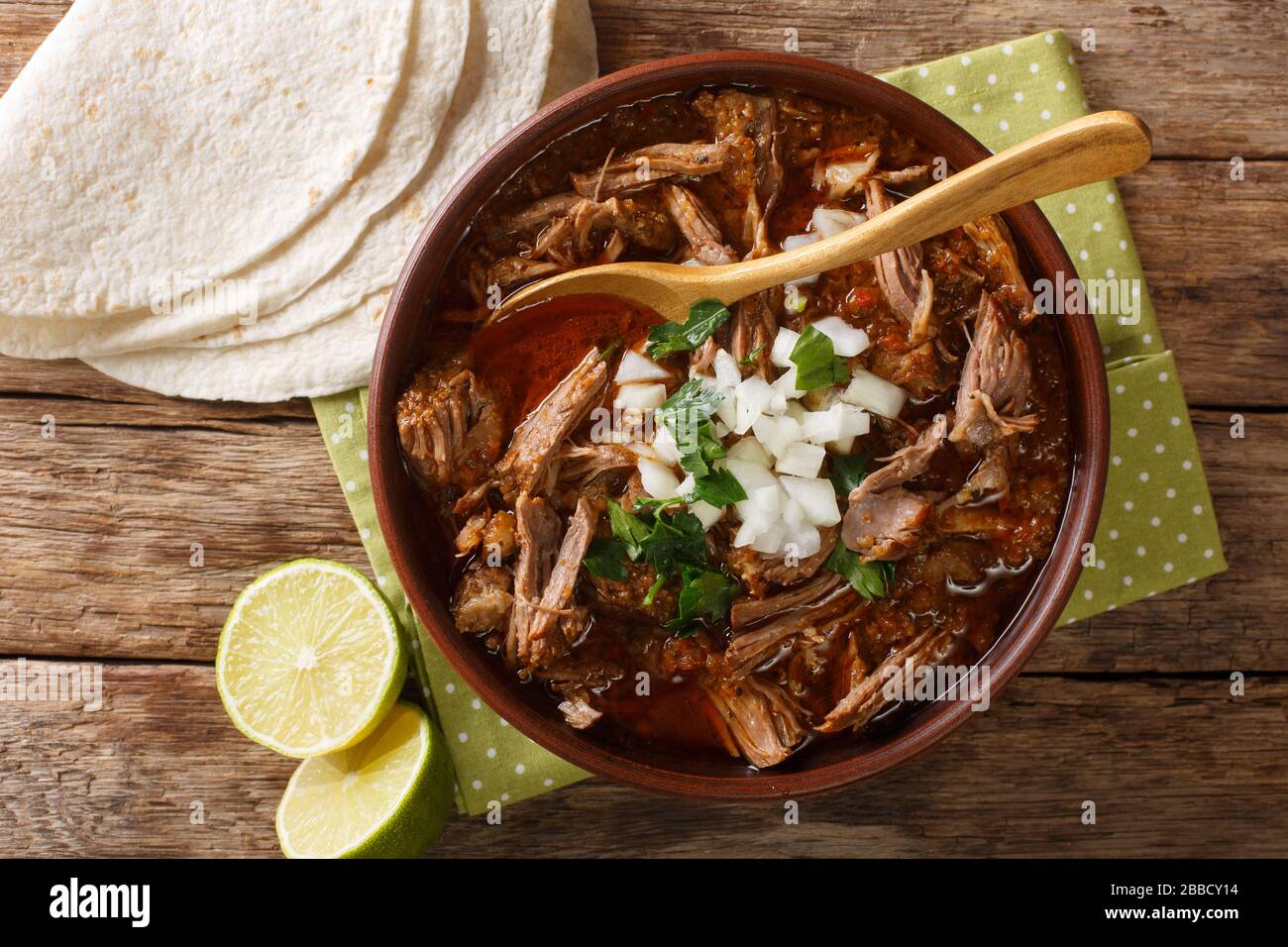 Birria es un plato mexicano es un guiso picante, tradicionalmente hecho de  carne de cabra cerruca en un tazón en la mesa. Vista superior horizontal  desde arriba Fotografía de stock - Alamy