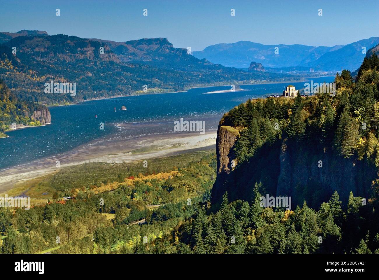 Columbia River Gorge visto desde el Parque del Foro de mujeres de Portland en Chanticleer Point, Vista House en Crown Point en el disto. Oregon, Estados Unidos Foto de stock