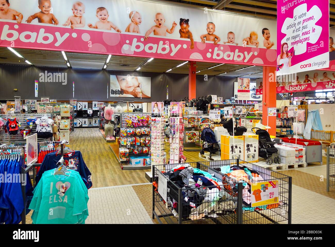 Departamento de artículos para bebés de un hipermercado Fotografía de stock  - Alamy