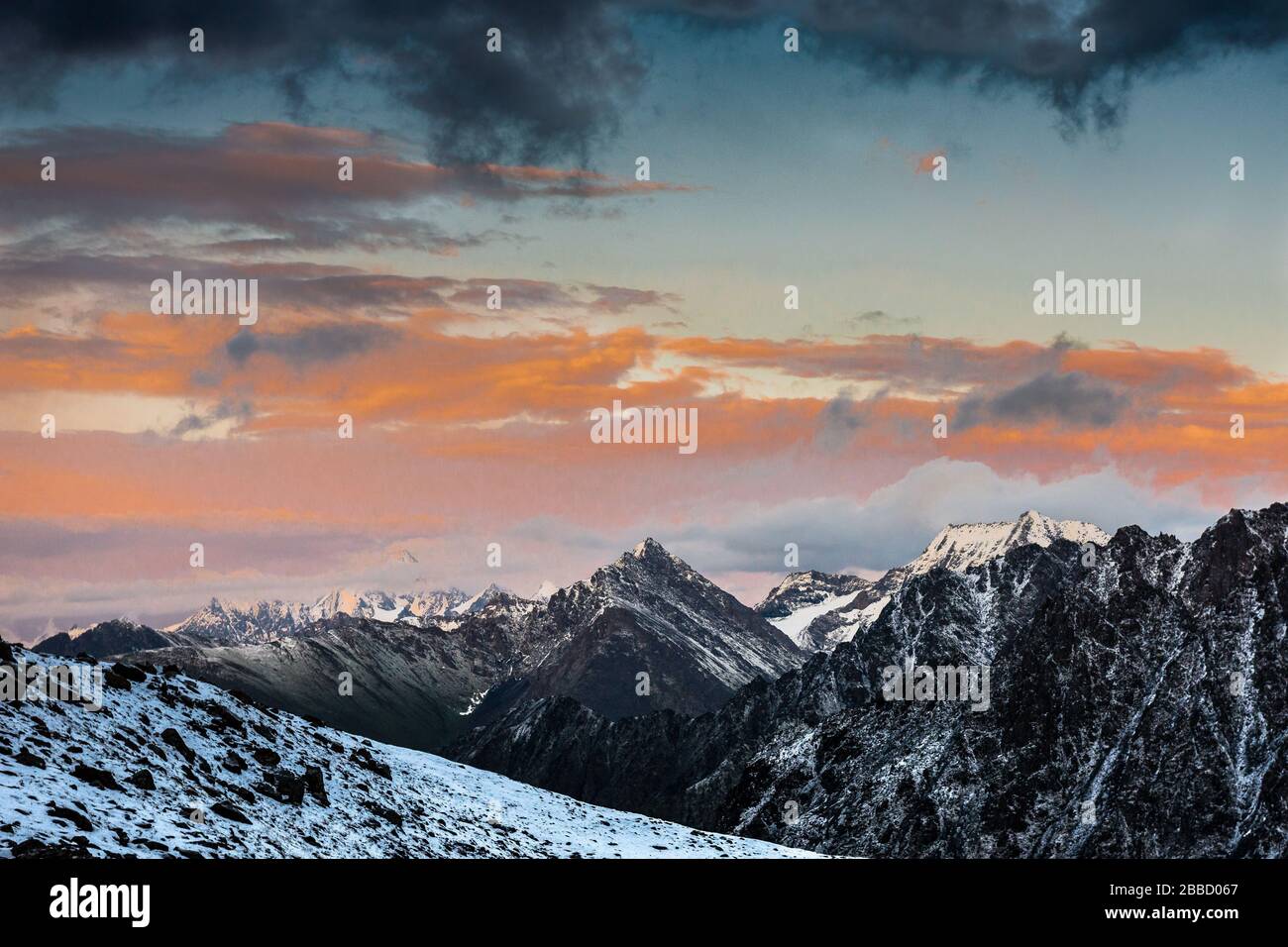 Puesta de sol desde el paso Ala Kul. Paisaje de la cordillera Terskey Alatau en las montañas Tian Shan. Kirguistán, Asia Central. Foto de stock