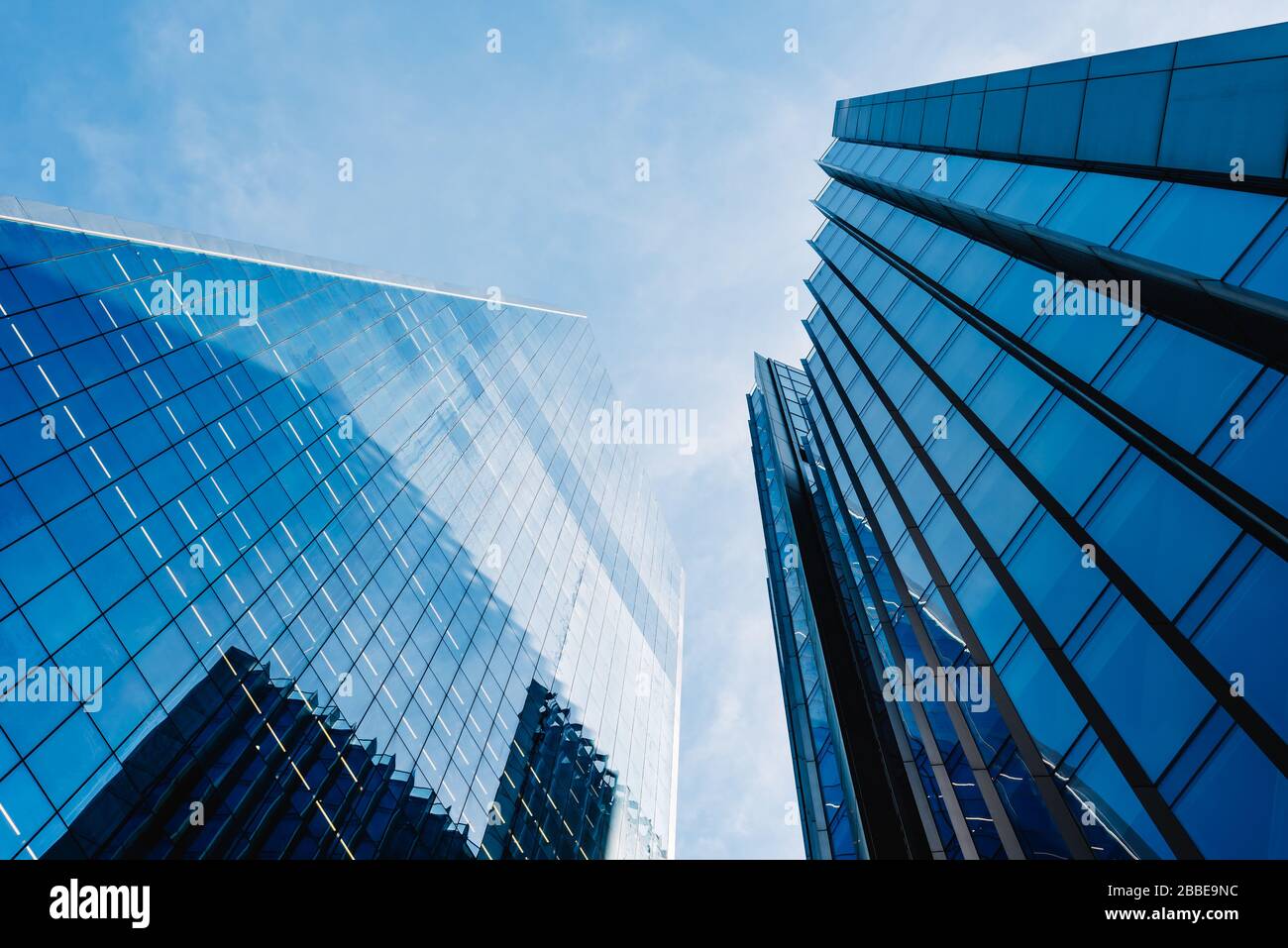 Londres, Reino Unido - 14 de mayo de 2019: Vista de bajo ángulo de los edificios de oficinas en la ciudad de Londres contra el cielo azul. Foto de stock