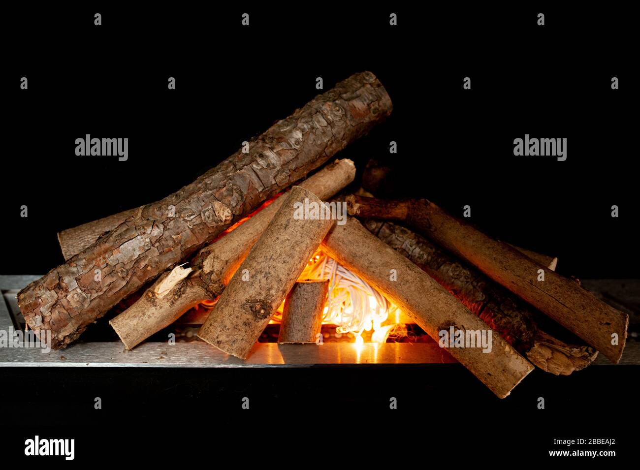 una chimenea artificial para la casa, los troncos de madera se apilan en un  fuego, una garland brilla en el interior en sustitución del fuego real  Fotografía de stock - Alamy