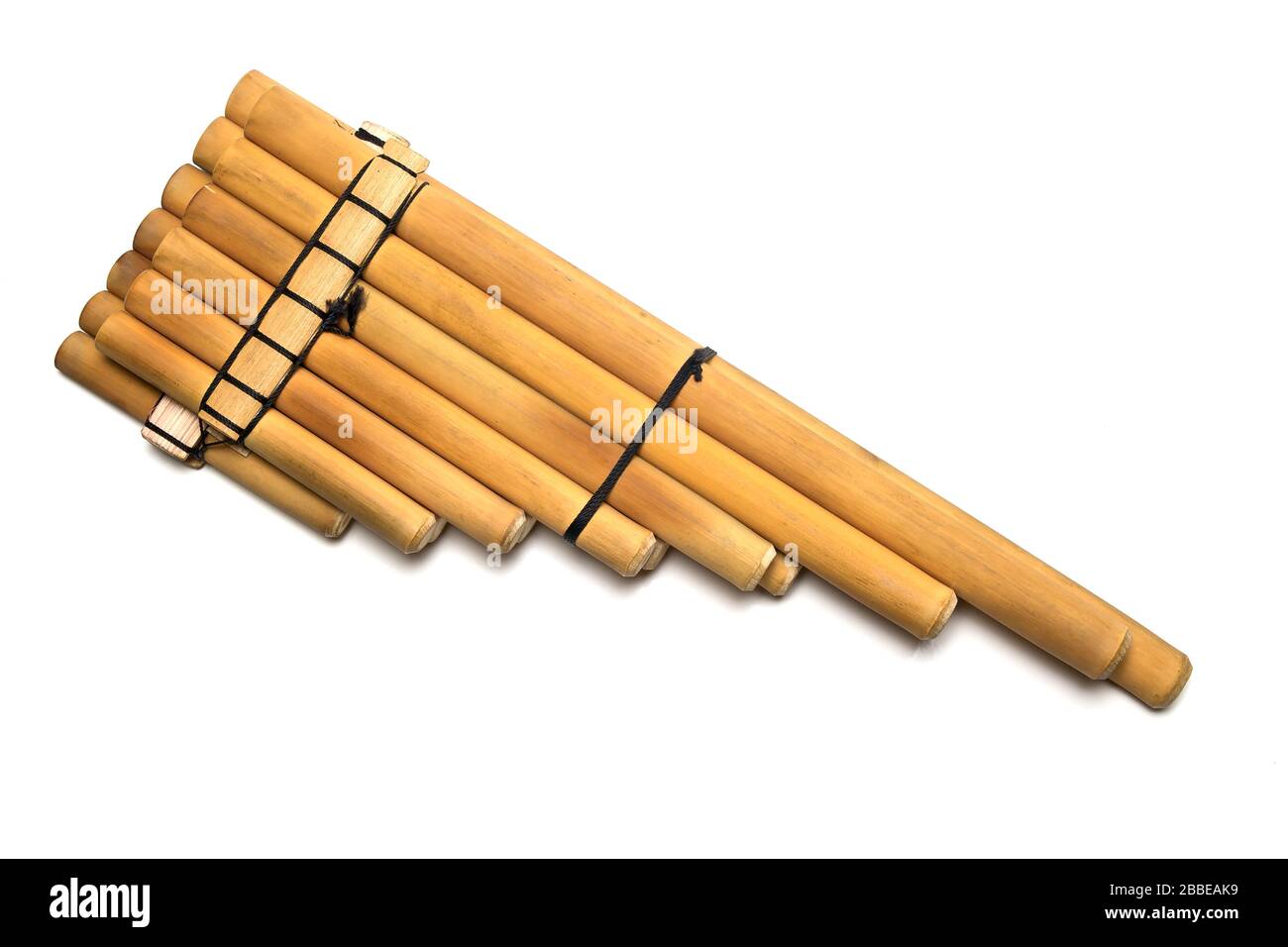 Flauta de pan de madera sobre el fondo aislado Fotografía de stock - Alamy