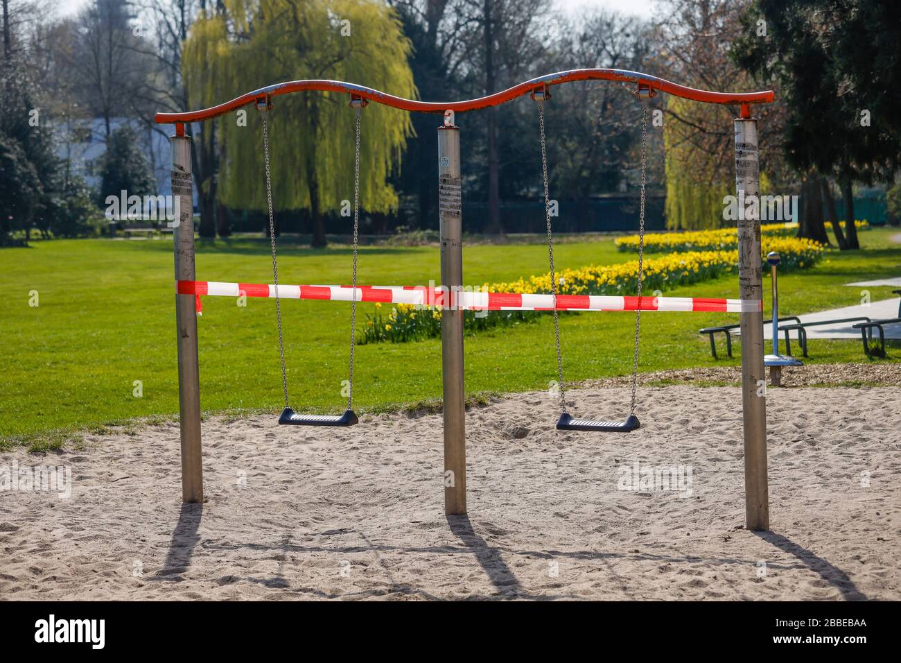 Essen, Ruhr Area, Renania del Norte-Westfalia, Alemania - prohibición de contacto debido a Corona Pandemic, el parque en Haumannplatz fue cerrado porque demasiados ciudadanos Foto de stock