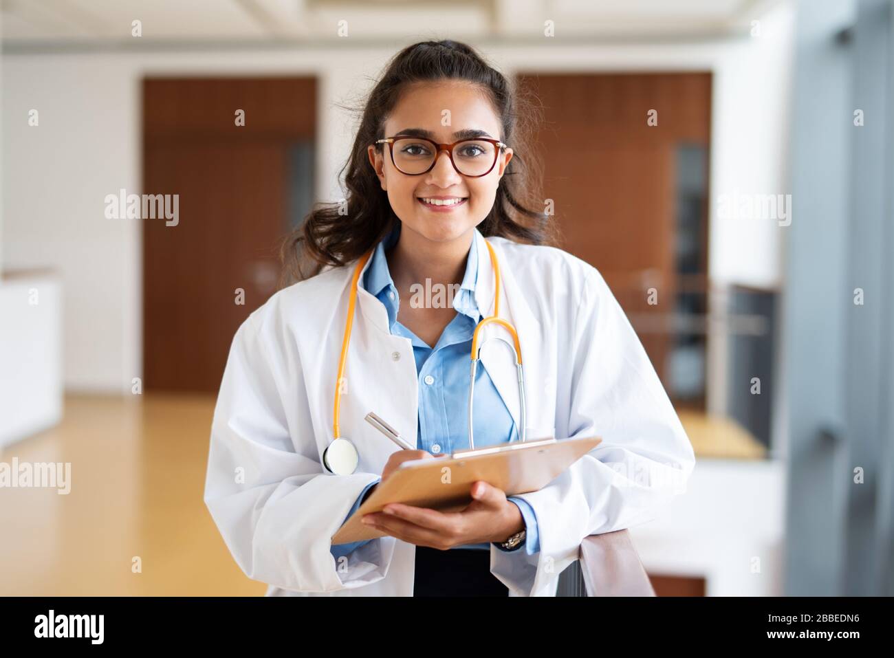 Mujer joven en un hospital Foto de stock
