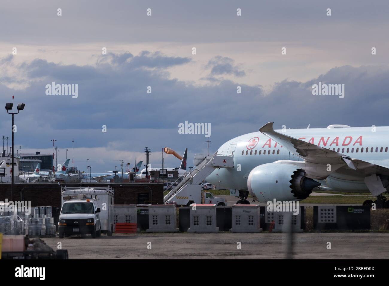 RICHMOND, BC, CANADA - 29 DE MARZO de 2020: Air Canada 787 Dreamliner estacionado en el asfalto con otros aviones en el fondo durante una reducción global en Foto de stock