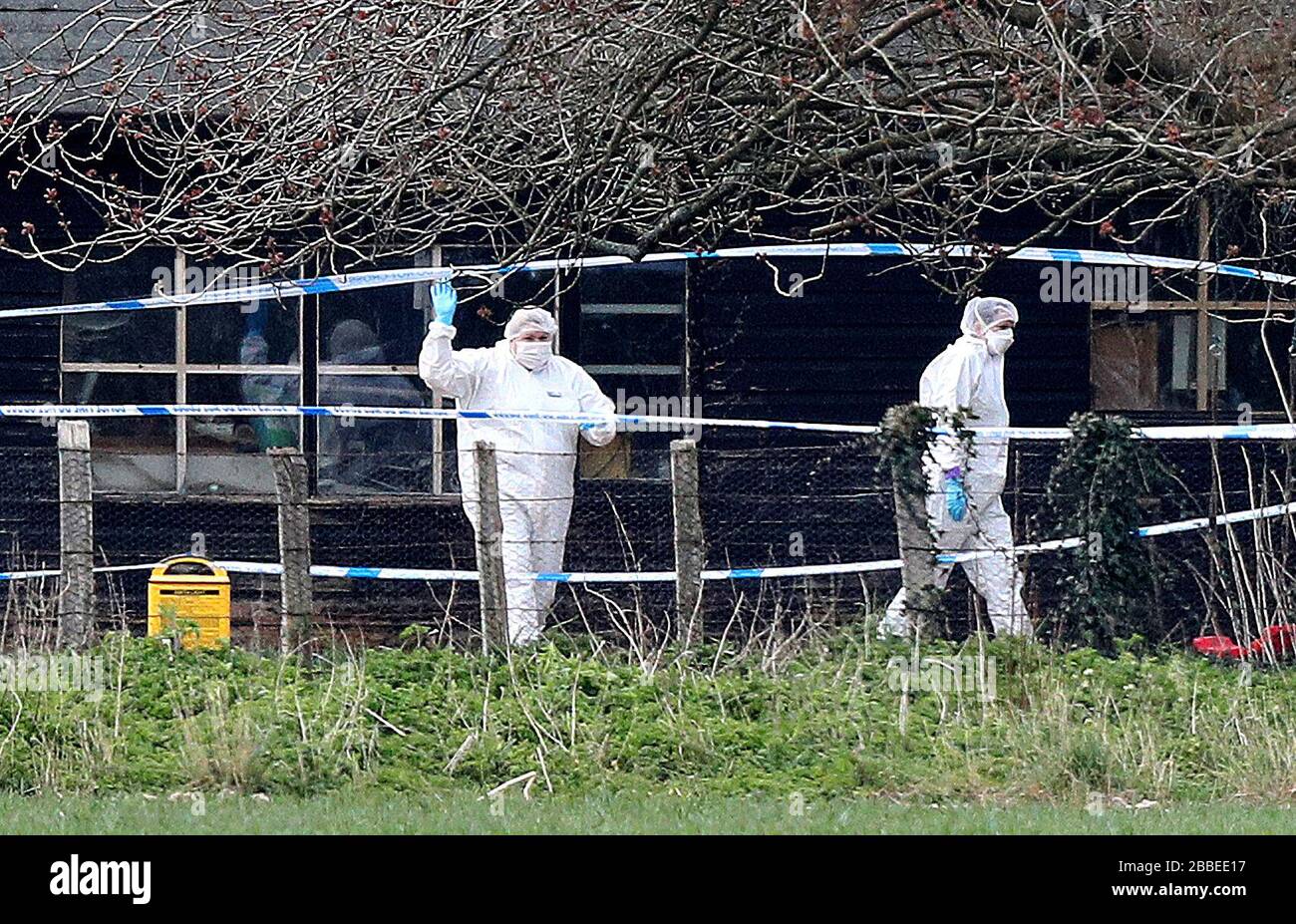 Oficiales forenses en la escena en Duffield Lane, Woodmancote, West