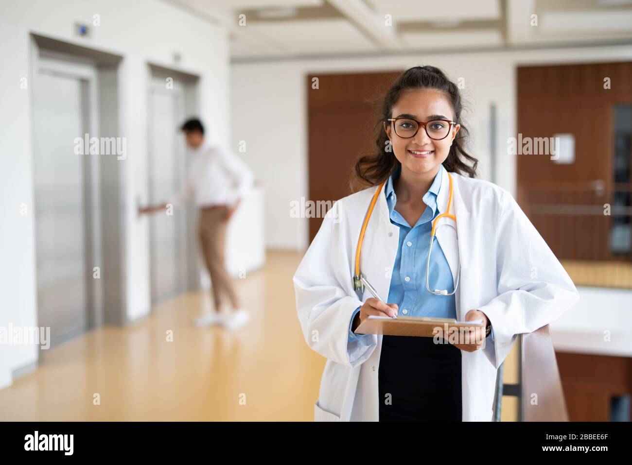 Mujer joven en un hospital Foto de stock