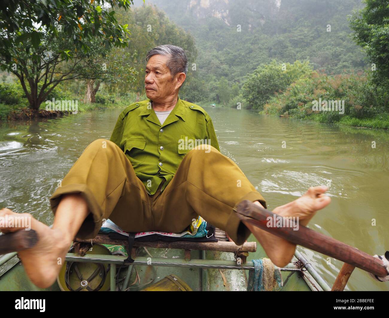 Turistas locales de remo en el río en Tam Coc, Ninh Binh, Vietnam Foto de stock