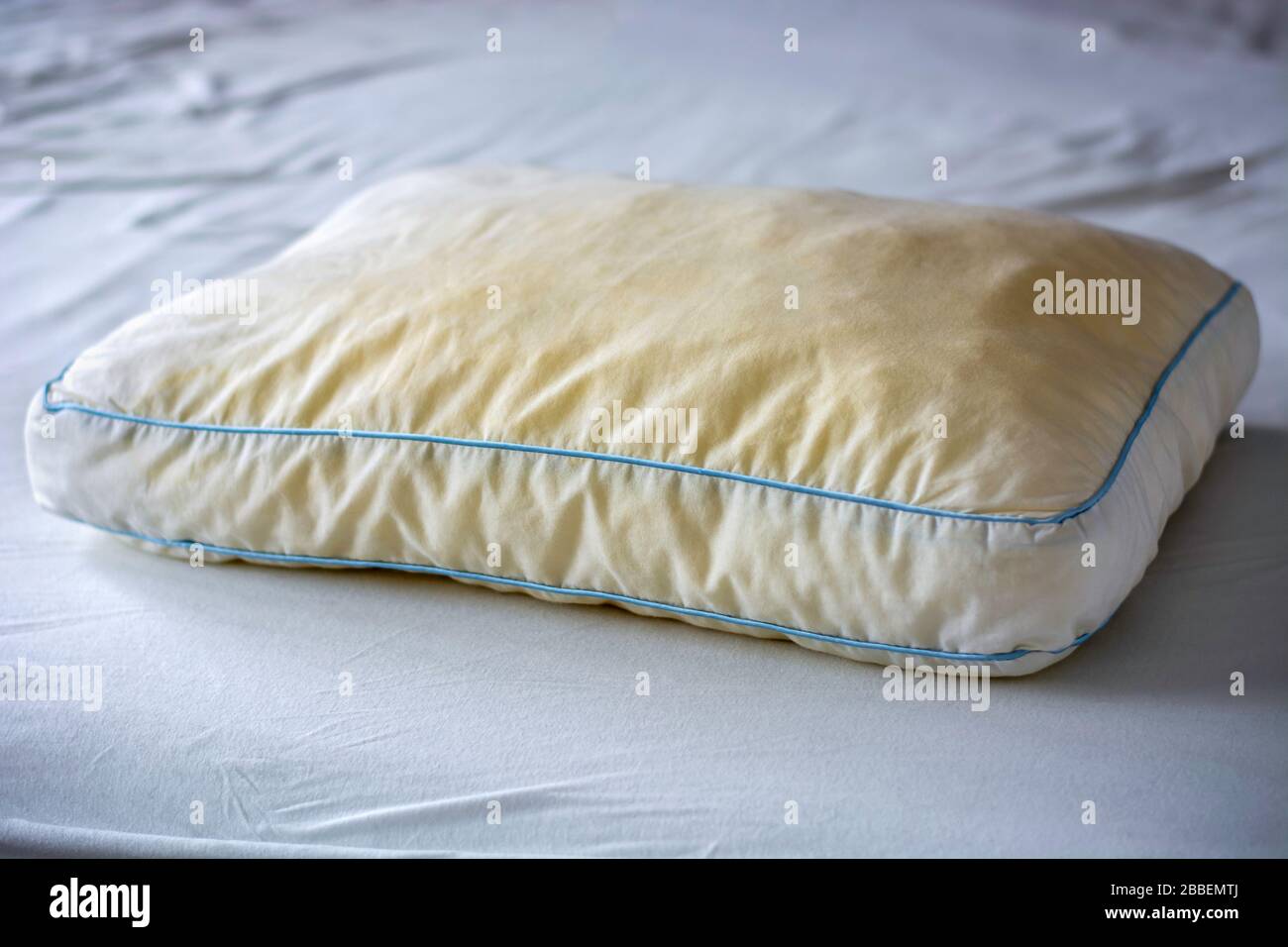 Vieja almohada sucia usada amarilla con manchas de sudor en un colchón.  Estado de la almohada utilizada durante mucho tiempo Fotografía de stock -  Alamy