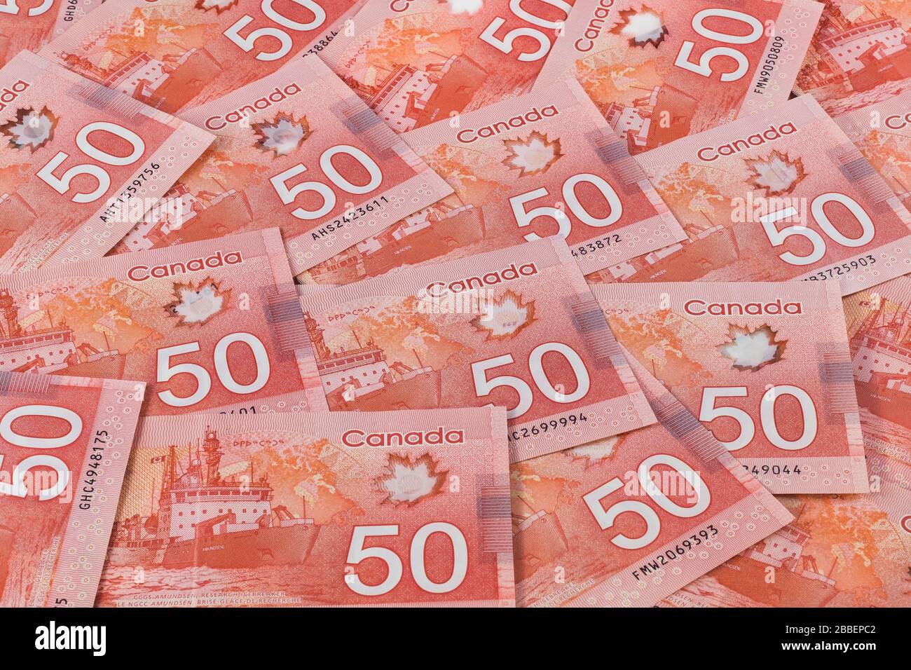Grupo de billetes canadienses de cincuenta dólares con retrato del buque rompehielos CCGS Amundsen Research, Studio Composition, Quebec, Canadá Foto de stock
