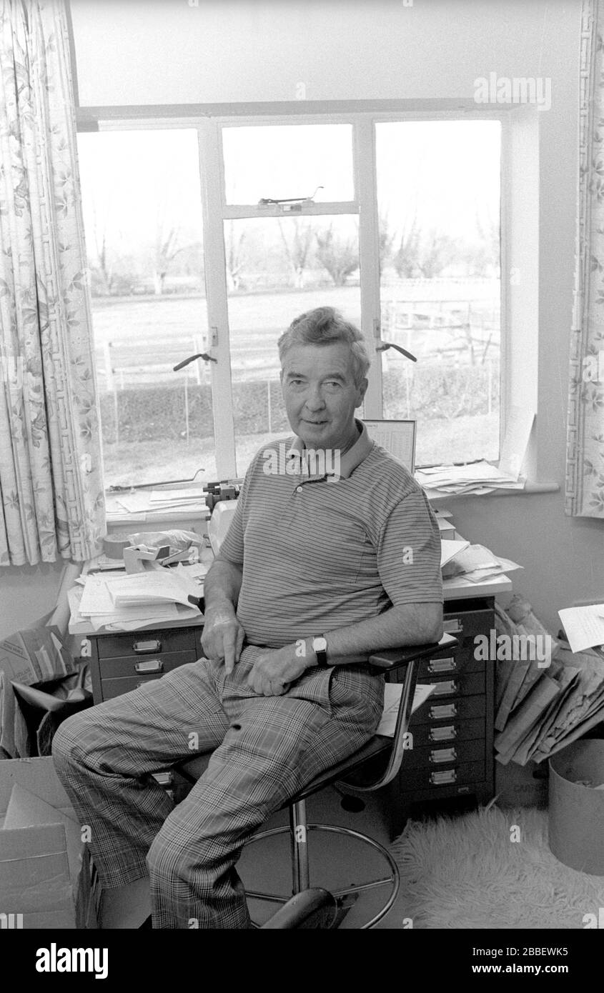 El autor Dick Francis en su casa en 1986 Foto de stock