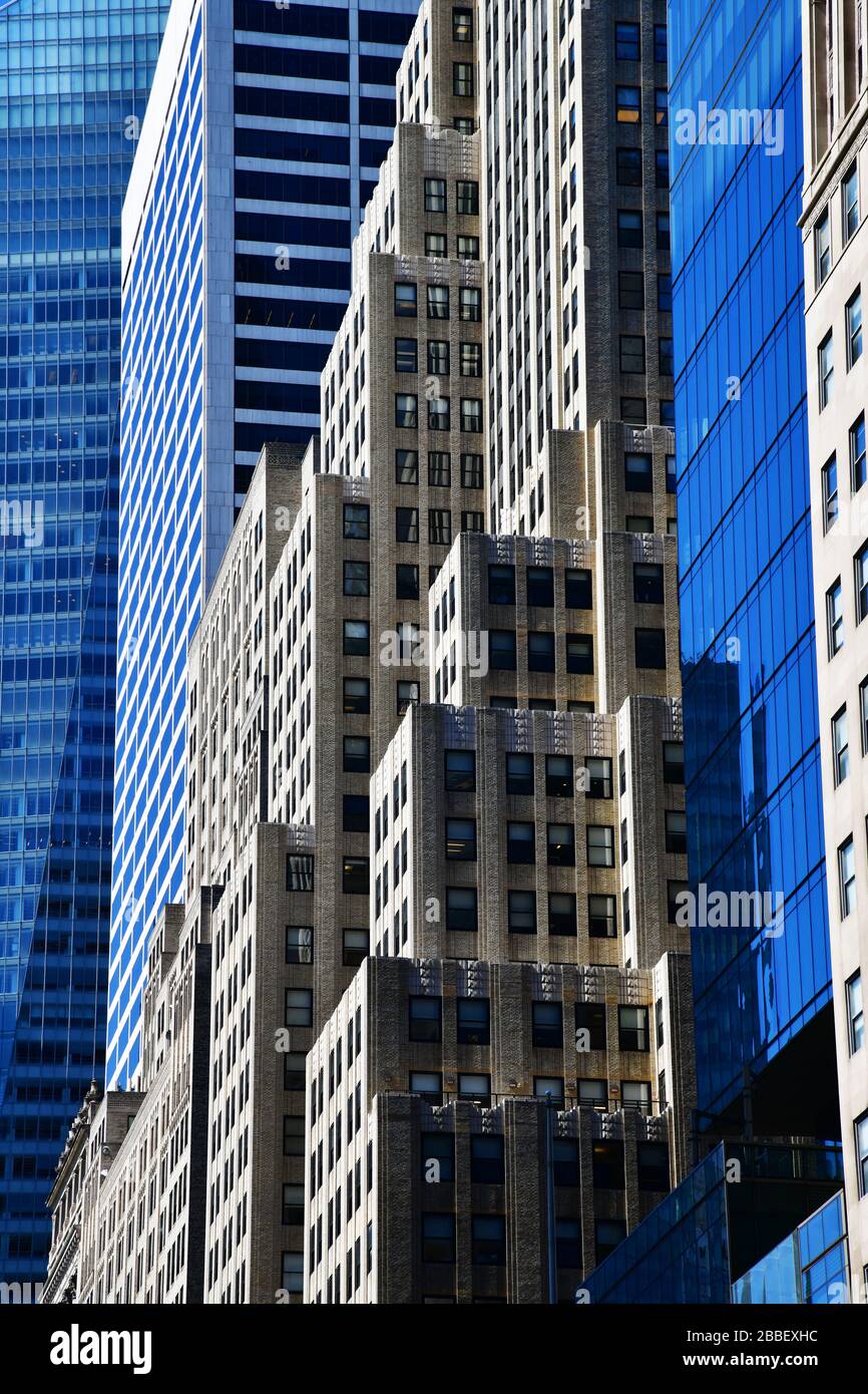 Nueva York, EE.UU.; vista de ángulo bajo y línea de relleno de imagen de mezcla de edificios de ladrillo marrón y edificios modernos; casi abstracto Foto de stock