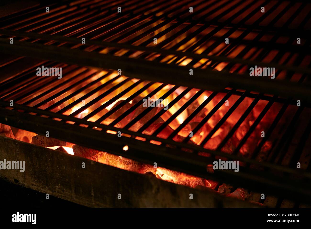 Parrilla barbacoa caliente carbón caliente brillan calor caliente Foto de stock