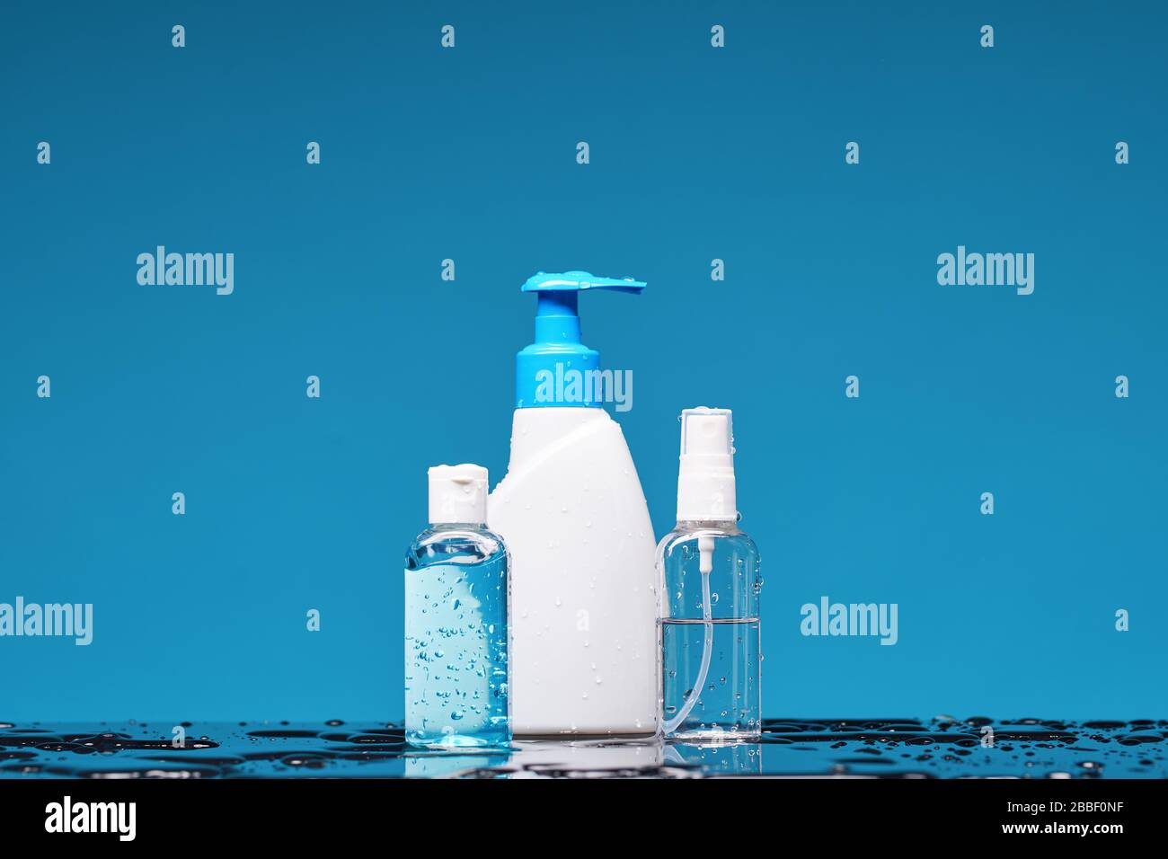 Las botellas con jabón líquido antiséptico, aerosol y gel protegen contra  virus y bacterias. Concepto de lavado de manos, higiene y prevención del  Covi Fotografía de stock - Alamy
