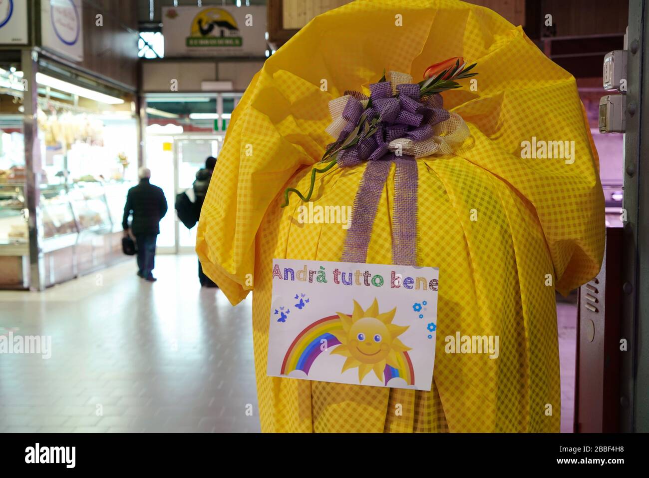 Coronavirus Italia: Huevos de pascua decorativos en un centro comercial con mensaje de esperanza que «todo estará bien. Foto de stock