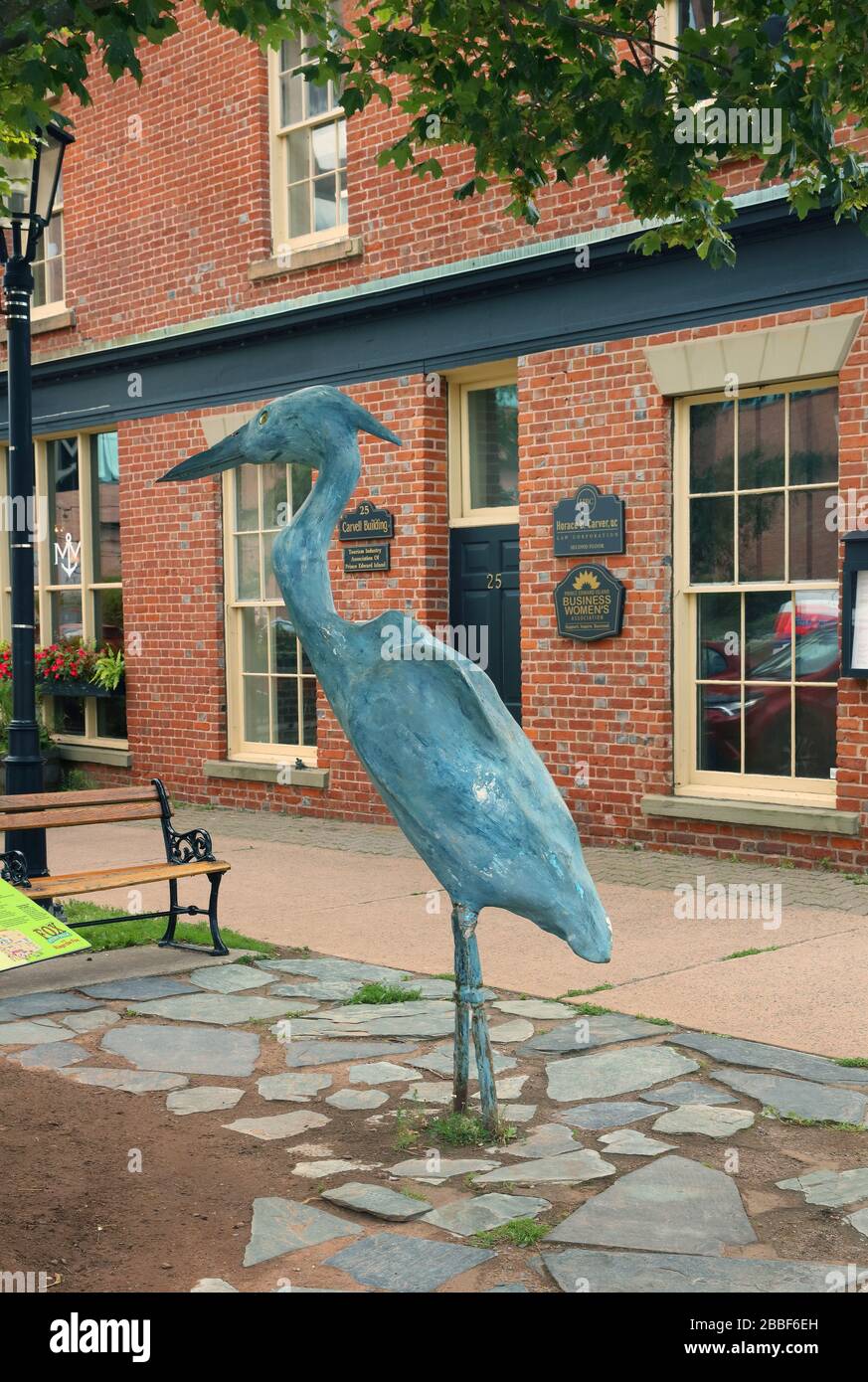 Escultura de estuco de acero y concreto titulada 'Gran Heron Azul' por el artista Ahmon Katz, esquina de Queen y Water Street en Charlottetown, Isla del Príncipe Eduardo, Canadá Foto de stock