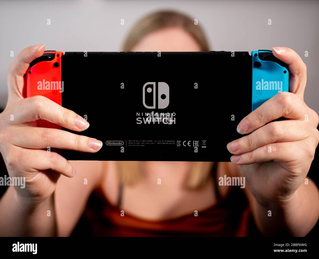 Reino Unido, 2020 de marzo: Parte posterior de la consola de juegos Nintendo  Switch con la jugadora femenina detrás de la pantalla Fotografía de stock -  Alamy