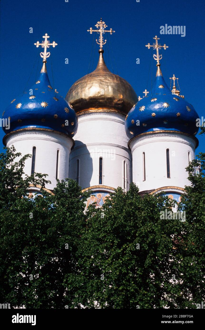 Cúpulas de la Trinidad Lavra de San Sergius, el monasterio ruso más importante de la Iglesia Ortodoxa Rusa, en Sergiyev Posad, a 70 km de Moscú. Foto de stock