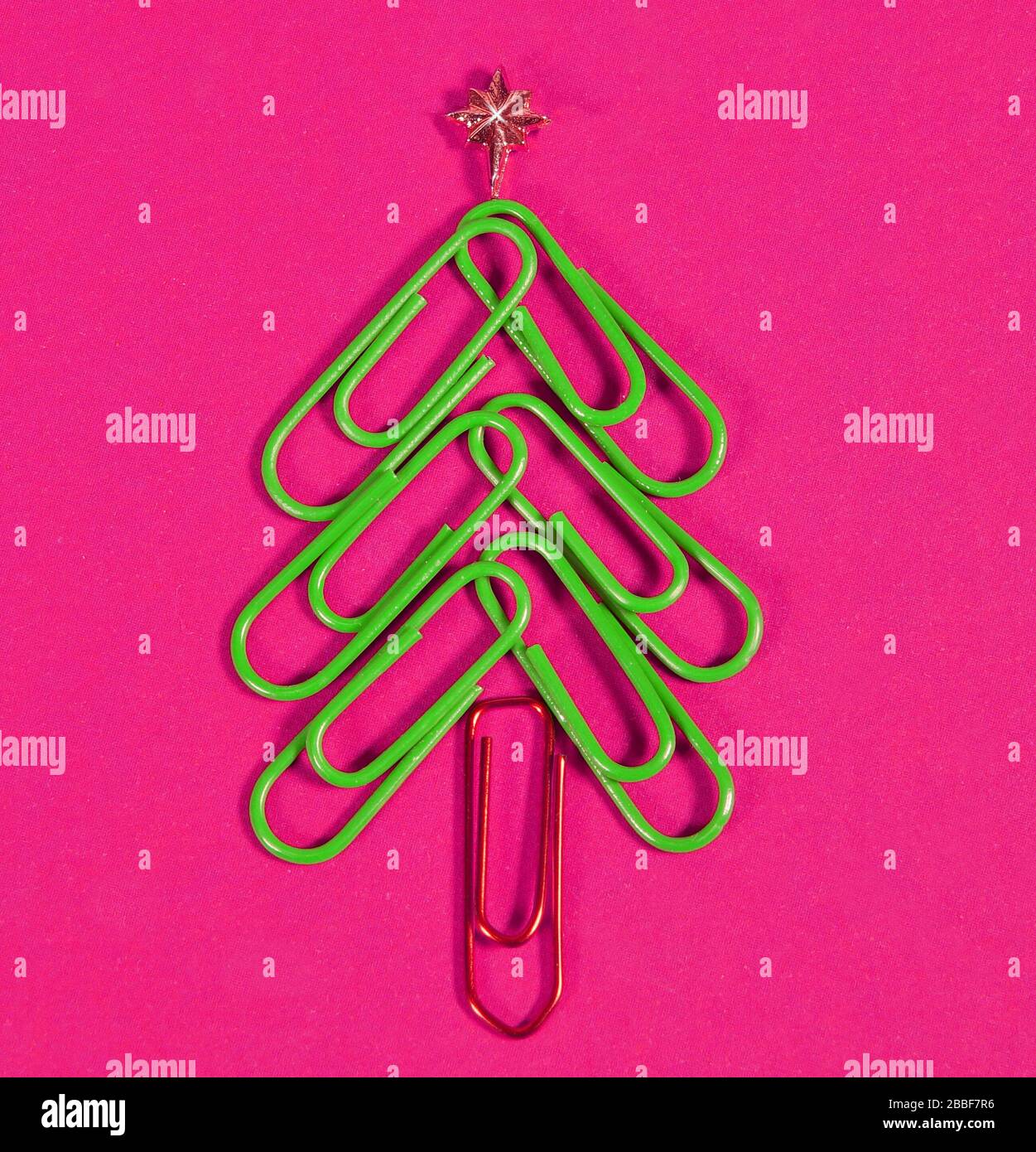 Árbol de Navidad en forma de clips de papel, con una estrella dorada.  Navidad y año nuevo concepto en la oficina. Papel papelería celebración de  Navidad Fotografía de stock - Alamy