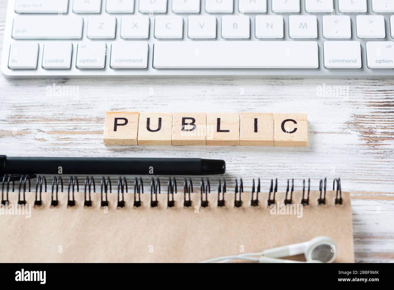 Concepto de relaciones públicas con letras en cubos Foto de stock