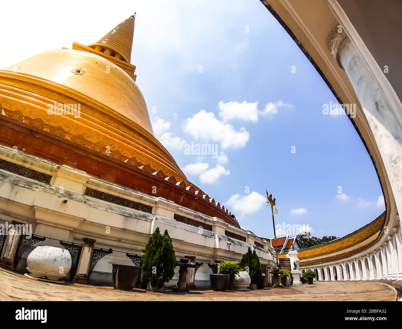 Pagoda De Oro Phra Pathom Chedi De Nakhon Pathom Provincia Asia Tailandia Simbolos Budistas Fotografia De Stock Alamy