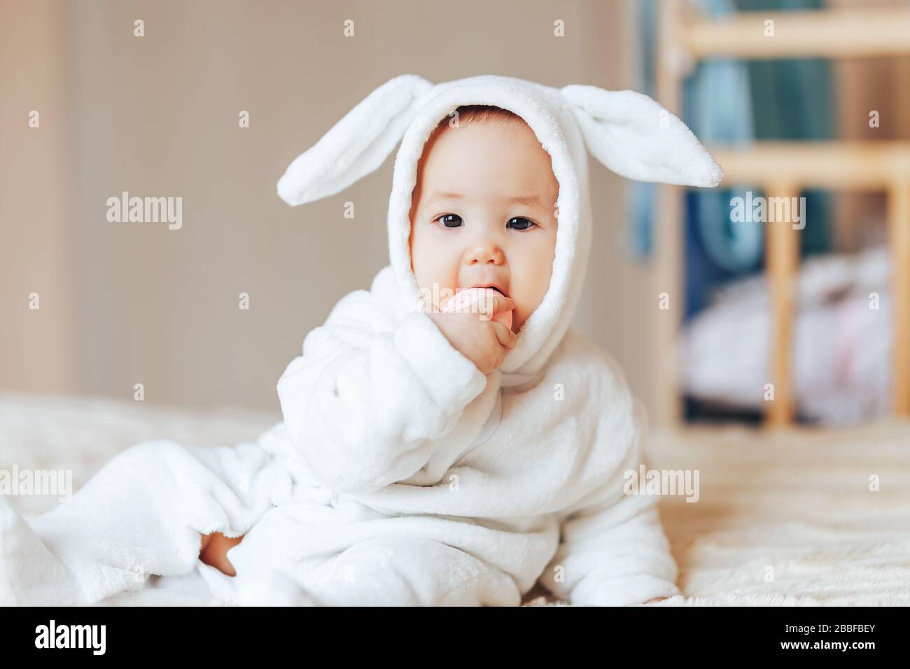 Disfraz de conejo blanco fotografías e imágenes de alta resolución - Página  2 - Alamy
