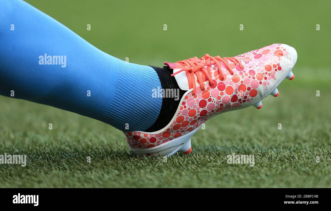 Las nuevas y coloridas botas de Sergio Aguero de Manchester City Fotografía  de stock - Alamy