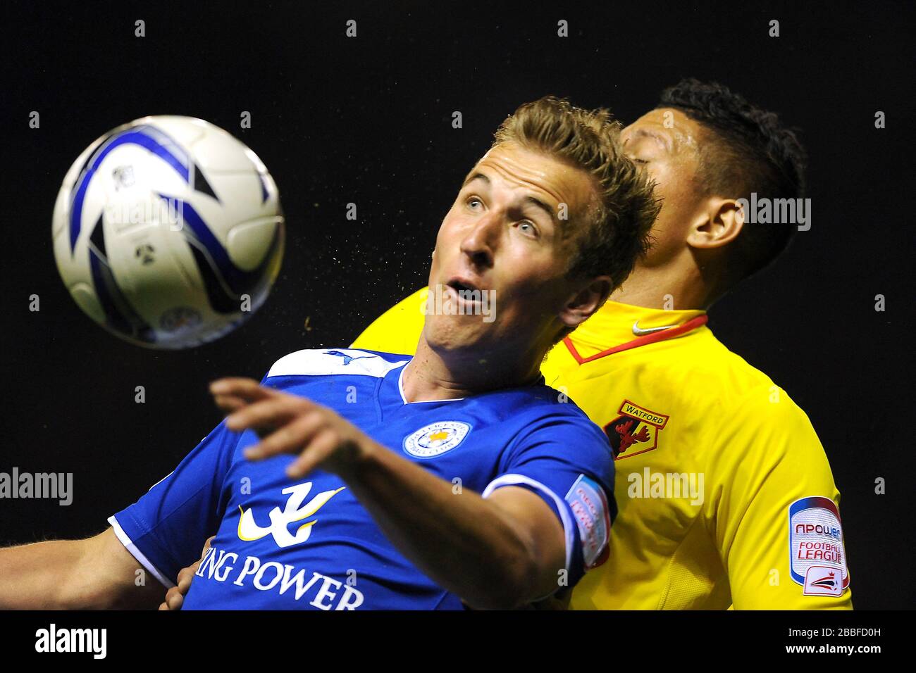 Harry Kane De Leicester City Izquierda Y Matthew Briggs De Watford Derecha Luchan Por El Balon Fotografia De Stock Alamy