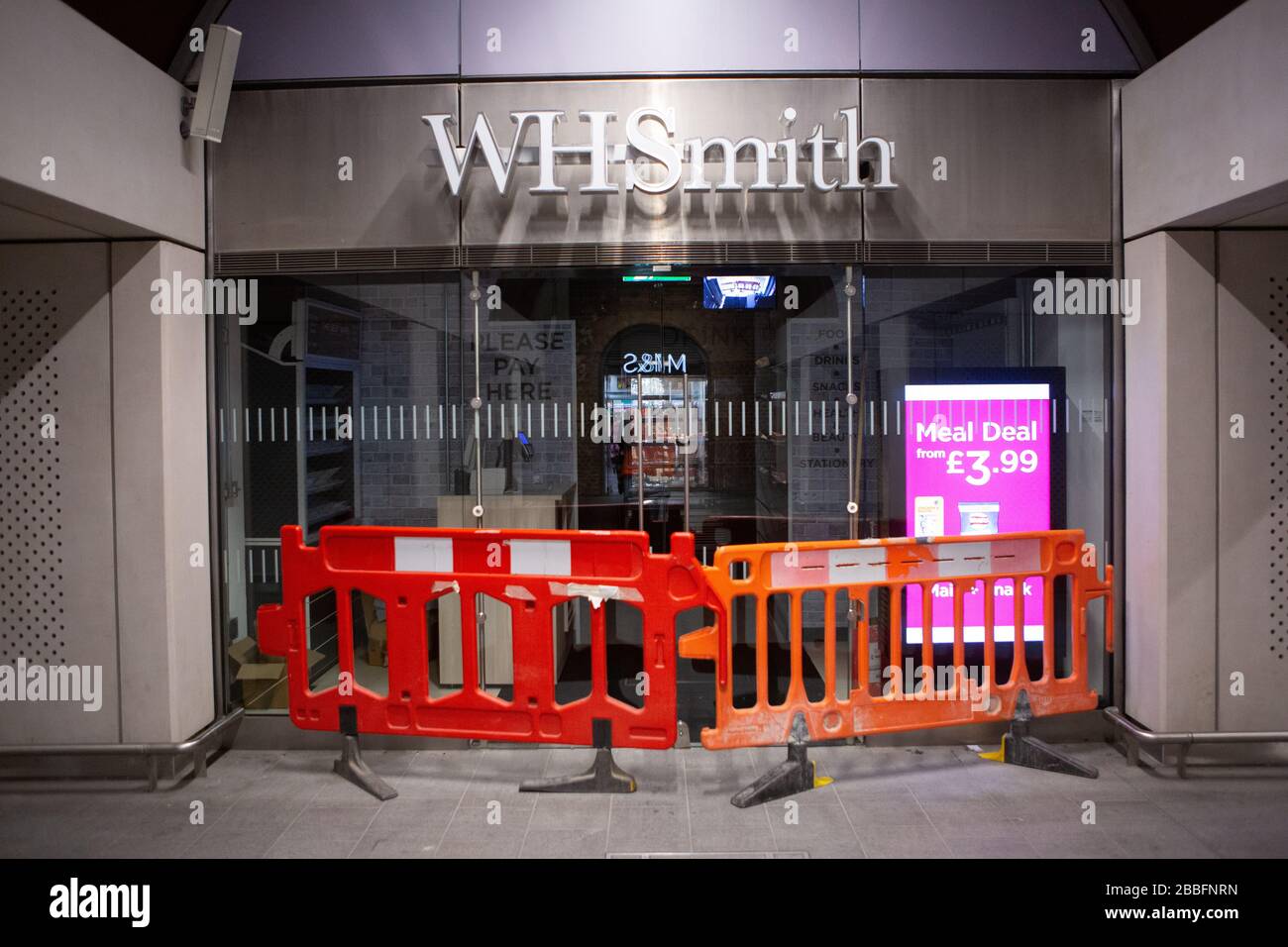 Un WHSmith cerrado en Londres durante el brote de COVID-19. Marzo de 2020 Foto de stock