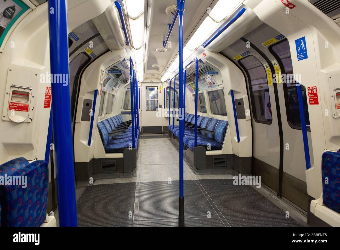El sistema normalmente ocupado del metro de Londres se vacía durante el brote de COVID-19. Marzo de 2020 Foto de stock
