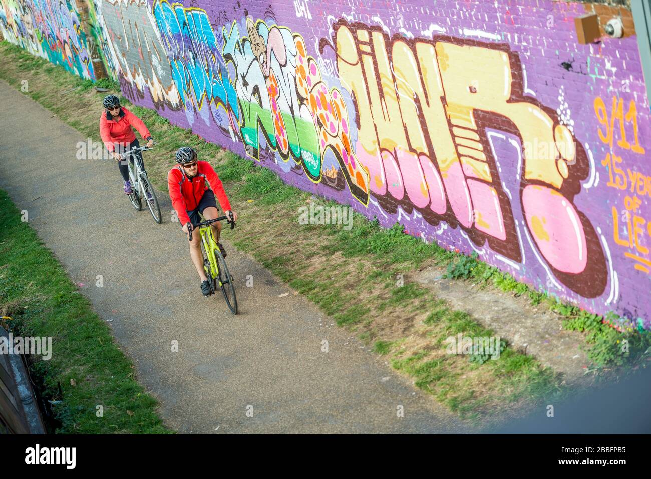 Un par de bicicletas a lo largo de la ruta de ciclismo del canal Union en Hackney Wick, East London, Reino Unido Foto de stock