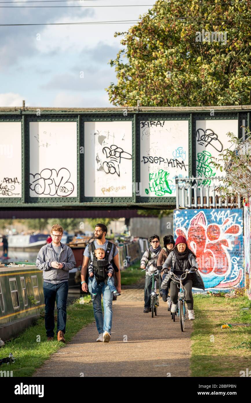 Las familias caminan y pasean en bicicleta por el Union Canal en Hackney Wick, East London, Reino Unido Foto de stock