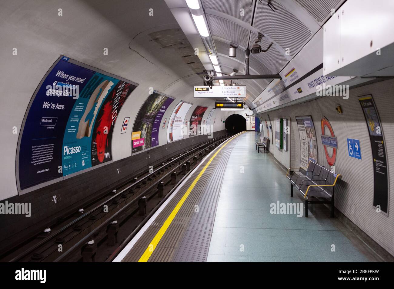 El sistema normalmente ocupado del metro de Londres se vacía durante el brote de COVID-19. Marzo de 2020 Foto de stock