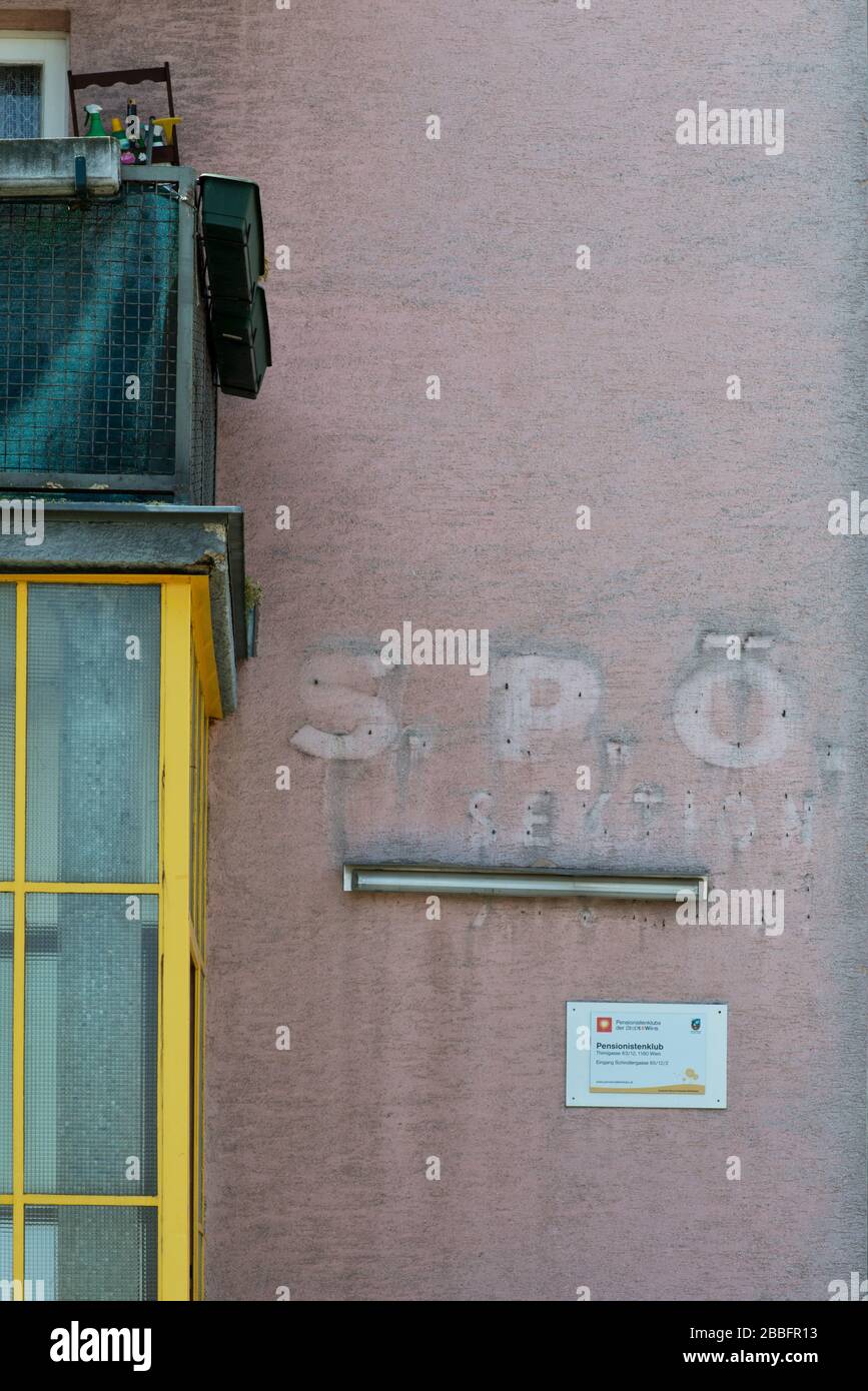 Signo descolorido del Partido Socialista SPÖ Austria en la pared rosa Foto de stock
