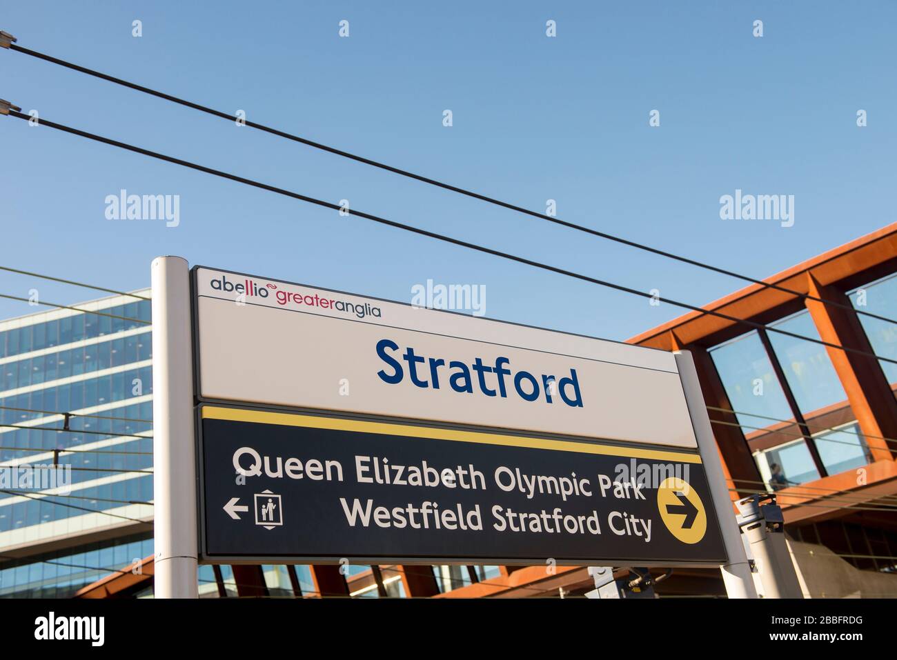 Señalización de la plataforma Estación de tren de Stratford con direcciones a Westfield Shopping Center y Queen Elizabeth Olympic Park durante el día soleado y despejado Foto de stock