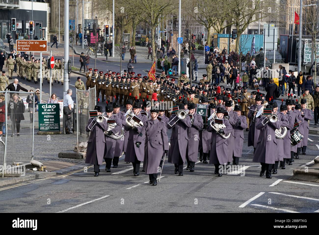 Los miembros del Regimiento Signal 39 marchan por el centro de Bristol durante un Desfile de la Libertad de la Ciudad el sábado 22 de febrero de 2020. Foto de stock