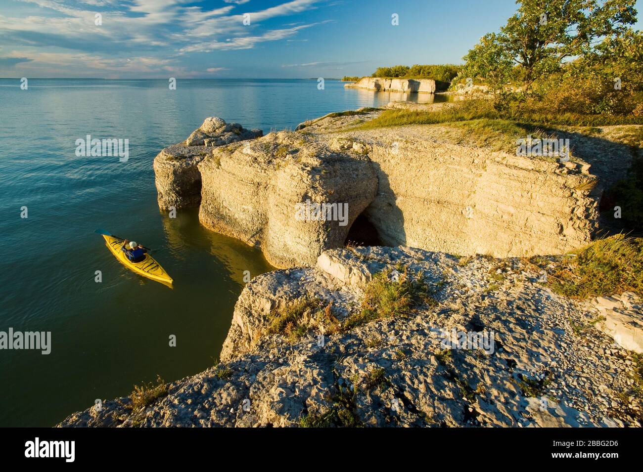 Kayak a lo largo de acantilados de piedra caliza, empinada Roca, Lago Manitoba, Manitoba, Canadá Foto de stock