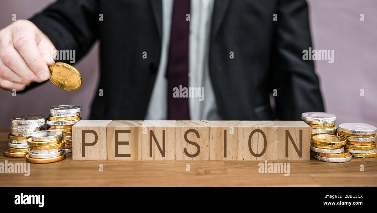 Un concepto de pensiones de un empresario que ahorra para su pensión añadiendo dinero de su salario, ahorros, salarios e ingresos Foto de stock