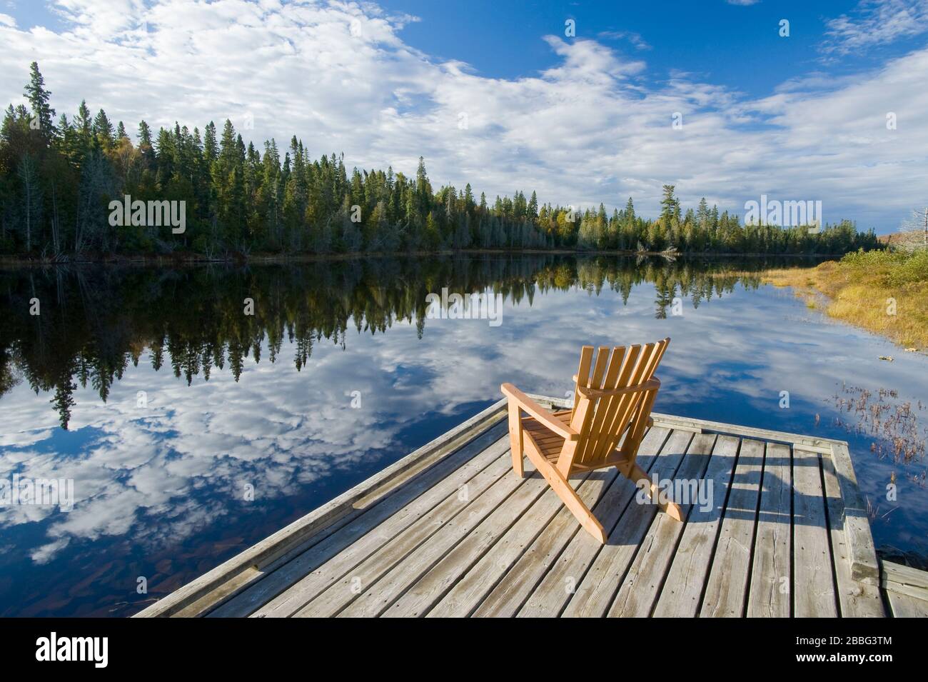 Silla Miuskoka en el muelle, Lago Rabbit Blanket, Parque Provincial Lake Superior, Ontario, Canadá Foto de stock
