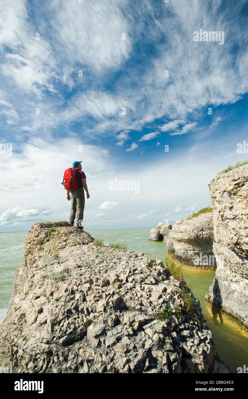 Haga senderismo por los acantilados de piedra caliza, la roca escarpada, a lo largo del lago Manitoba, Canadá Foto de stock